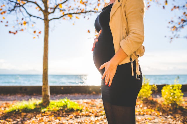 Femme enceinte au bord de mer