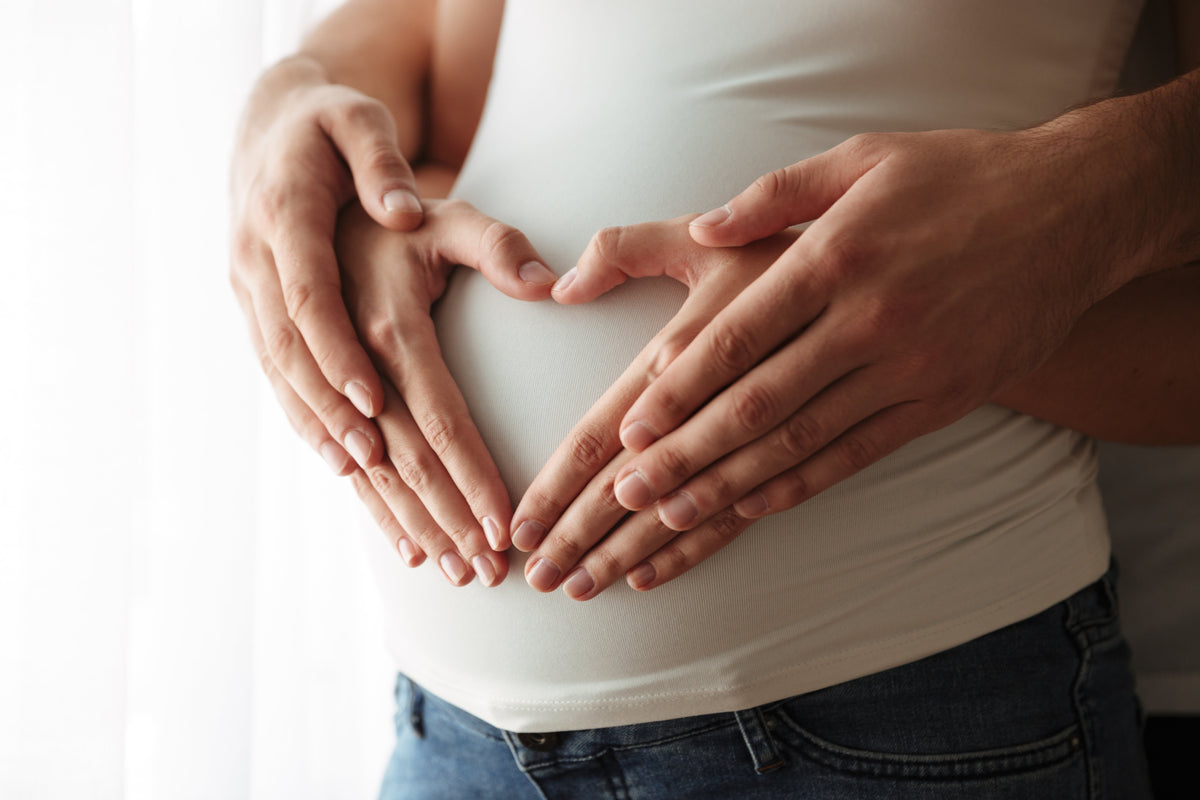 Photo gros plan ventre femme enceinte