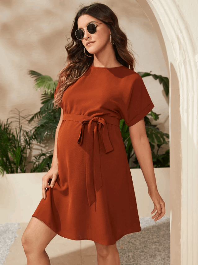 Robe de grossesse courte ceinturée